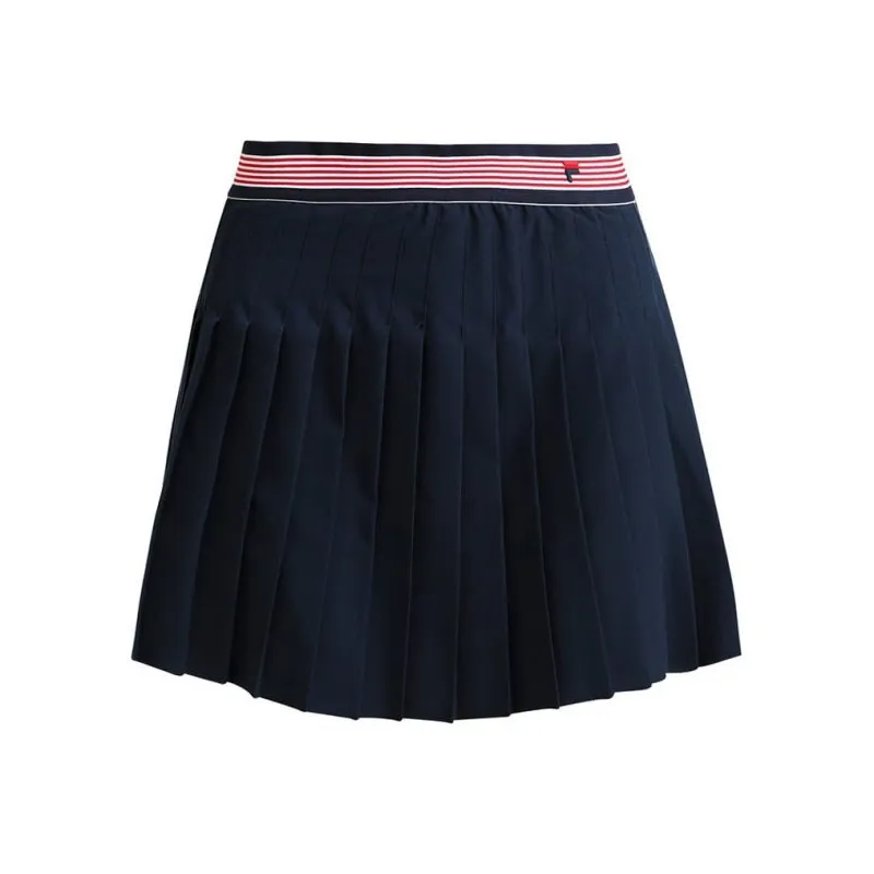 The women's tennis skirt SAFFIRA combines comfort and a modern look for a perfect experience on the tennis court. The upper part of the skirt is made from 100% polyester, ensuring lightness and breathability during play.